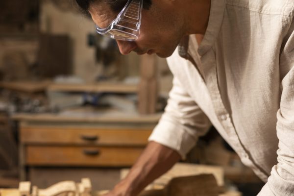 artisan travaillant le bois Personne travaillant le bois, il réalise des motifs